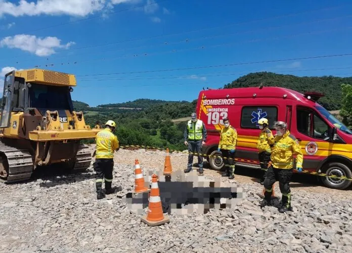 Idoso morre atropelado por trator de esteira