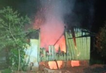 Panela pega fogo e destrói casa de madeira