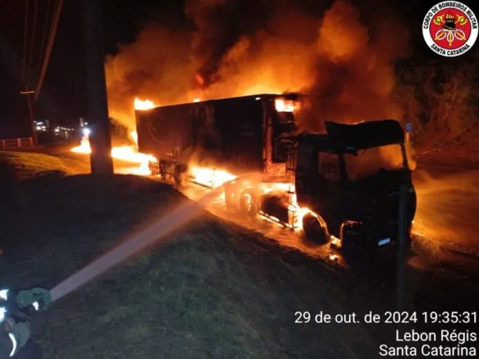 Incêndio consume caminhão carregado de carne na SC-355