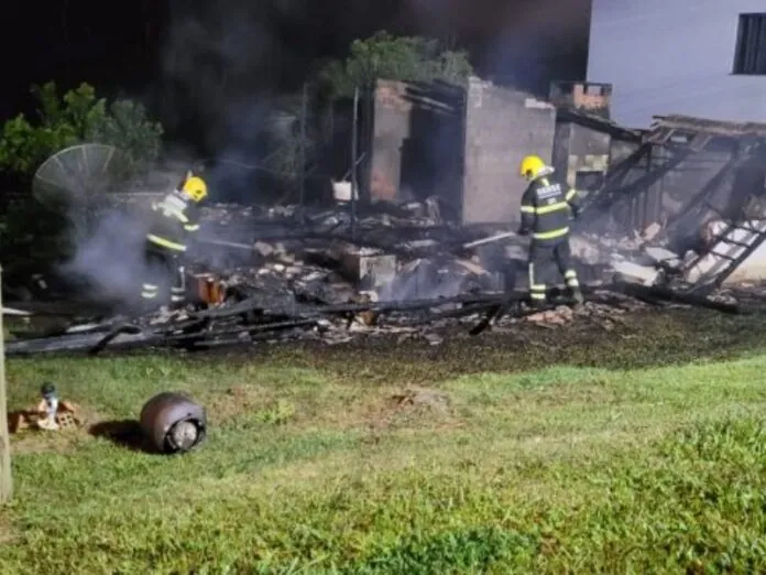 Incêndios deixam dois mortos em Santa Catarina neste domingo