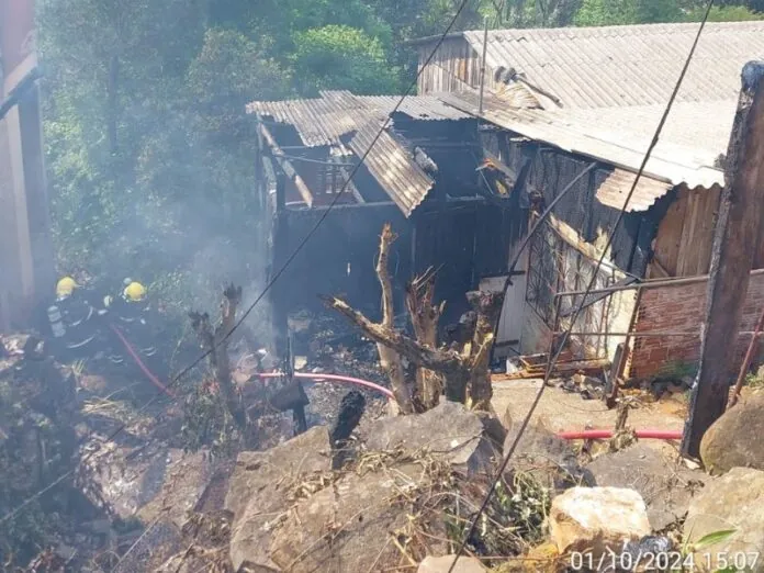 Incêndio em Videira atinge três casas, uma totalmente destruída