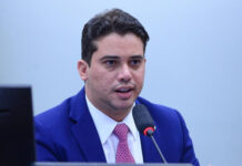 PL expulsa deputado Júnior Mano por apoiar candidato do PT