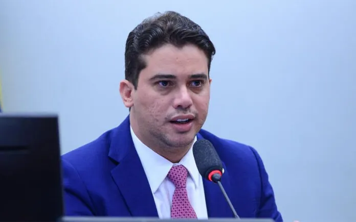 PL expulsa deputado Júnior Mano por apoiar candidato do PT