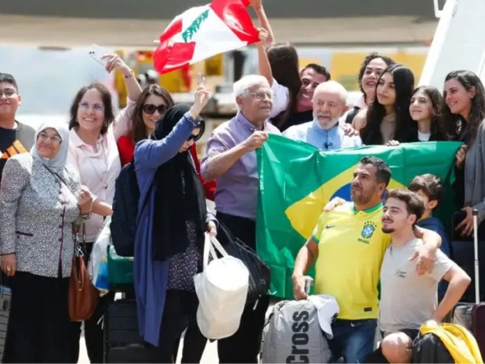 Avião com brasileiros do Líbano chega ao Brasil