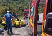 Motociclista cai em ribanceira de cerca de 10 metros de altura