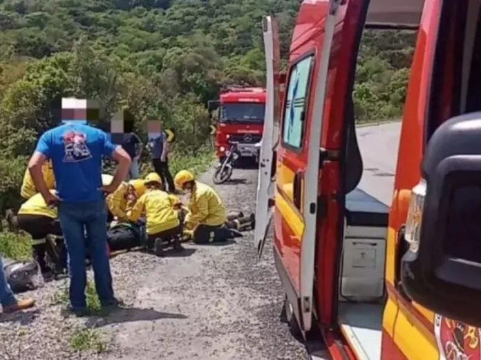 Motociclista cai em ribanceira de cerca de 10 metros de altura