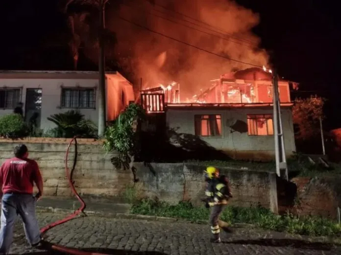 Mulher é condenada por incendiar casa com mãe e padrasto dentro