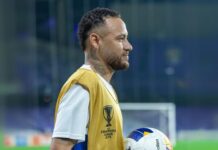 Neymar volta a campo após um ano de recuperação e lesão
