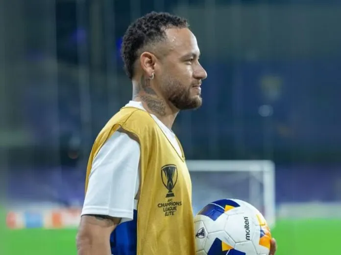 Neymar volta a campo após um ano de recuperação e lesão