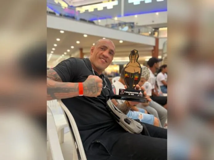 Lutador Pezinho é homenageado em grande evento de artes marciais