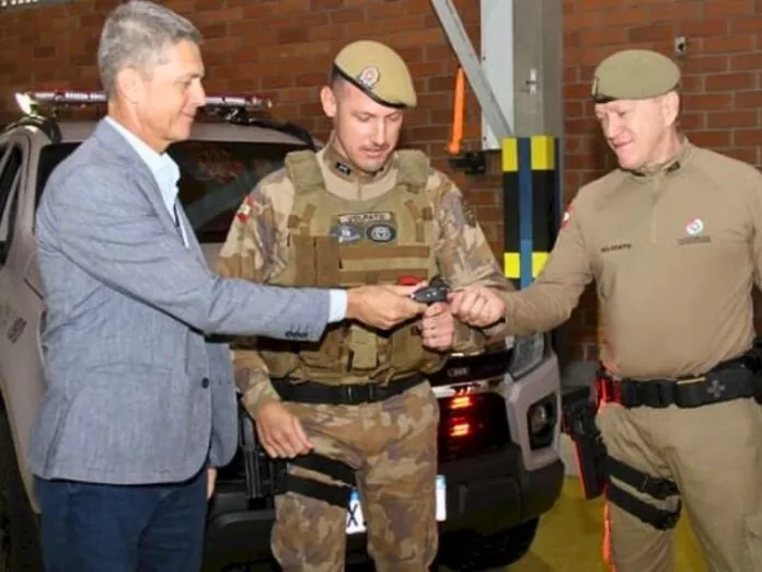 Nesta quinta-feira (10) a Polícia Militar de Santa Catarina (PMSC) recebeu 72 novas viaturas táticas, equipadas com blindagem tipo escudo.