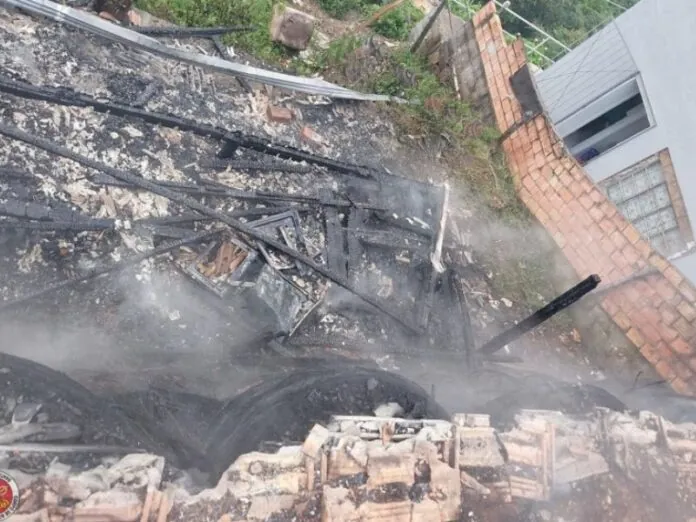 Incêndio destrói casa de madeira no bairro de Carli em Videira