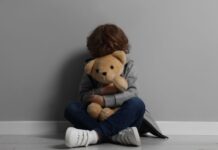 Homem é condenado a prisão por abusar da neta da companheira no Meio-Oeste