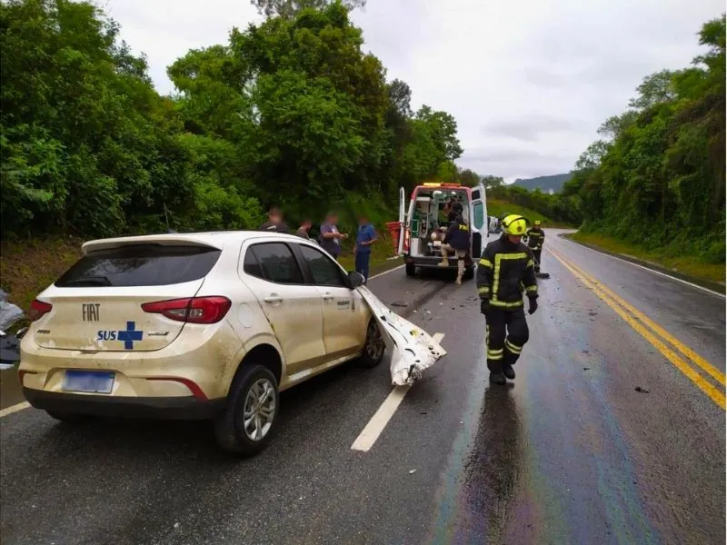 Carro da saúde de Fraiburgo sofre grave acidente na BR-282