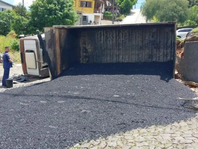 Criança é resgatada após capotamento de caminhão em Videira