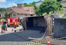 Criança é resgatada após caminhão tombar em Videira