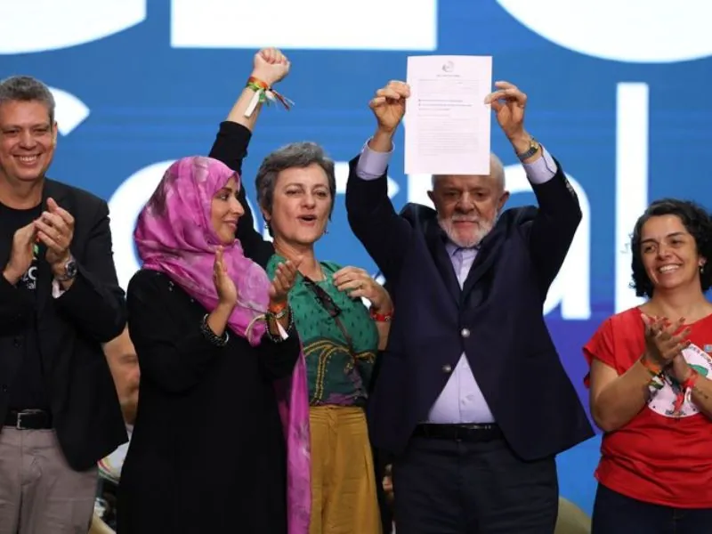 O presidente do Brasil, Luís Inácio Lula da Silva durante ato de entrega do documento final da cúpula do G20 Social, no Boulevard Olímpico na zona portuária da capital fluminense.