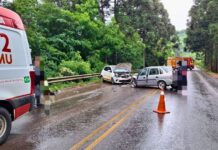 Dois motoristas ficam gravemente feridos em colisão frontal