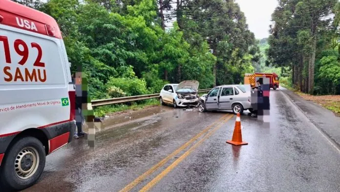 Dois motoristas ficam gravemente feridos em colisão frontal