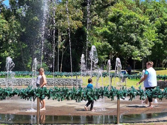 Para amenizar o calor, alunos de cemei aproveitam a fonte do Parque Rio do Peixe