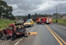 Homem é encontrado morto no porta-malas de carro após acidente