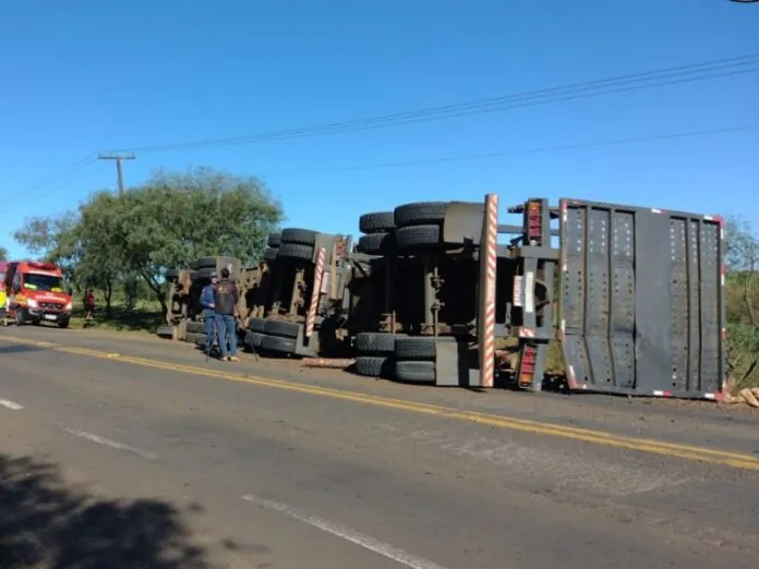 Caminhão tomba na SC-355 e motorista é atendido pelos bombeiros