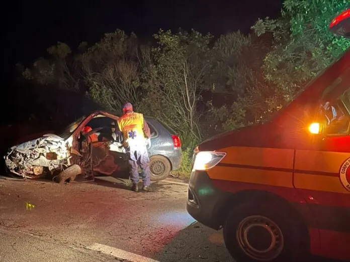 Colisão frontal na BR-470 envolve caminhão e carro