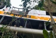 Ônibus escolar cai de ribanceira e deixa 17 mortos em Alagoas