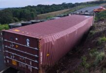 Motorista é resgatado com ferimentos após acidente com caminhão bitrem