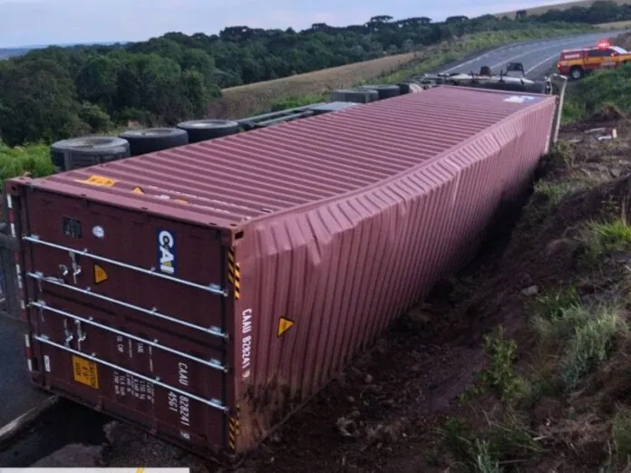 Motorista é resgatado com ferimentos após acidente com caminhão bitrem