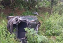 Criança e homem são ejetados de veículo durante capotamento