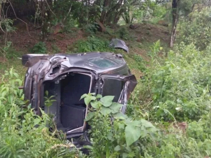 Criança e homem são ejetados de veículo durante capotamento