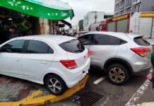 Colisão entre dois carros atinge loja em Caçador