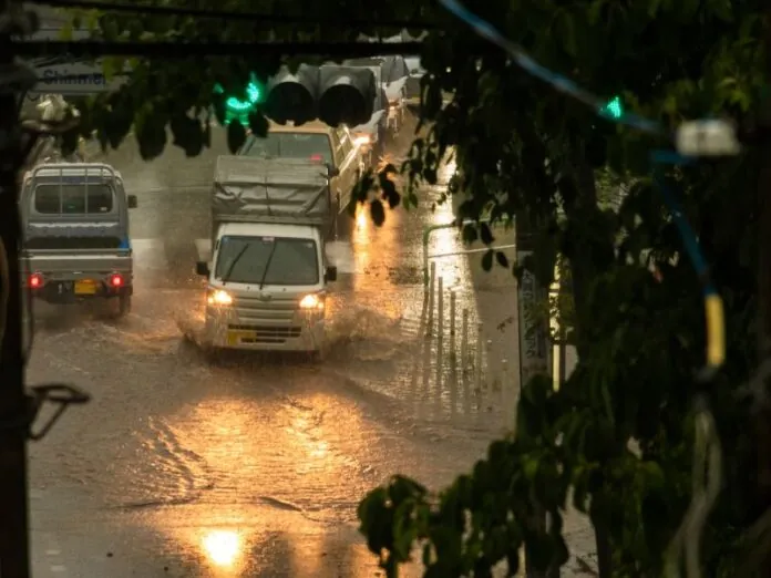 Inmet emite alerta amarelo com chuvas intensas e ventos fortes