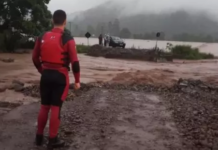 Chuva alaga estradas, deixa carro ilhado e quatro pessoas são resgatadas de trator em SC