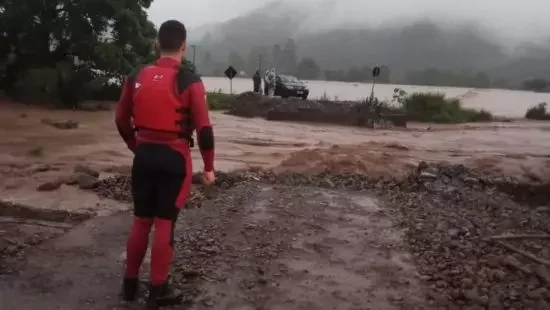 Chuva alaga estradas, deixa carro ilhado e quatro pessoas são resgatadas de trator em SC