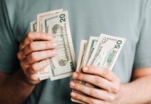 Dólar atinge R$ 5,99 após anúncio de pacote fiscal e isenção de IR