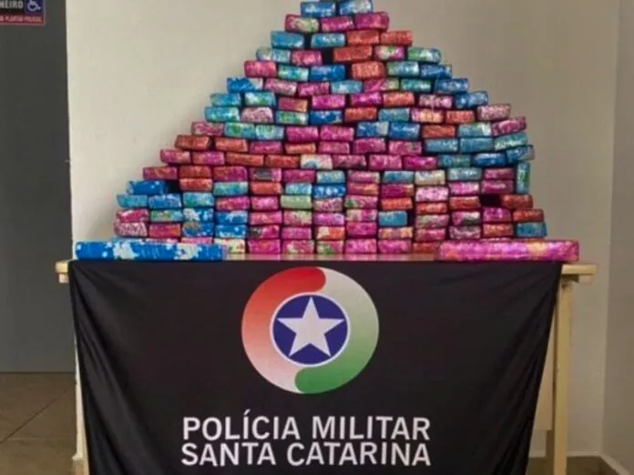 PMSC prende suspeito com 110 kg de maconha após perseguição