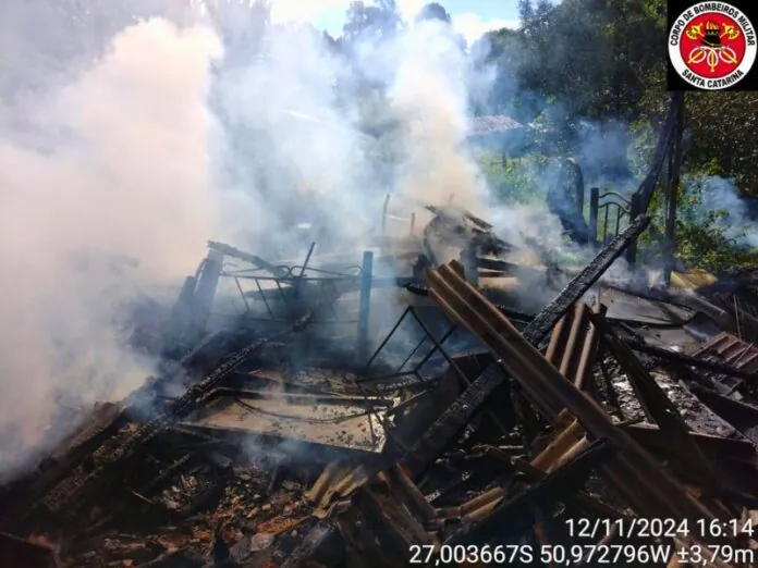 Incêndio causado por fogão à lenha destrói casa em Fraiburgo