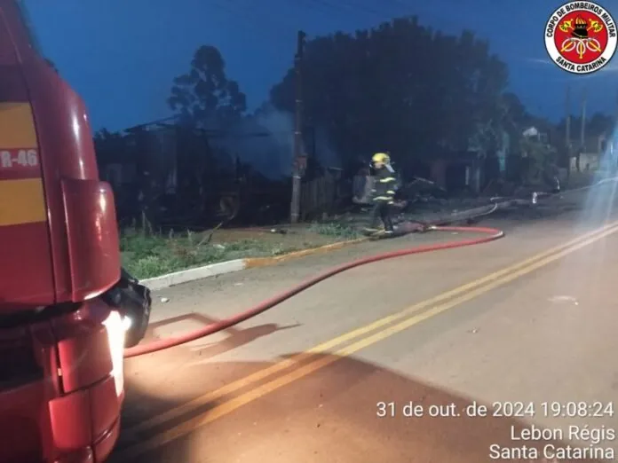 Incêndio destrói casa em Lebon Régis