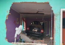 Carro colide contra residência em Caçador