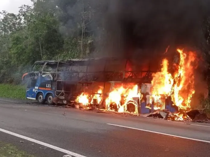 Homem causa incêndio em ônibus de turismo com 44 passageiros