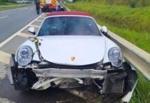 Motorista perde controle e Porsche bate em guard-rail na BR-470