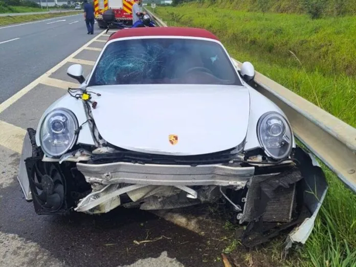 Motorista perde controle e Porsche bate em guard-rail na BR-470