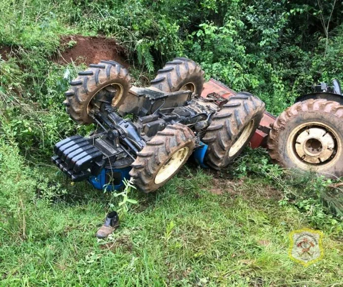 Homem fica ferido após tombar trator em Caçador