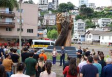 Videira inaugura escultura em homenagem aos seus 80 anos