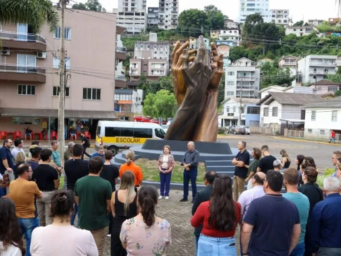 Videira inaugura escultura em homenagem aos seus 80 anos