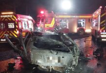 Carro pega fogo após colisão com trator em Videira