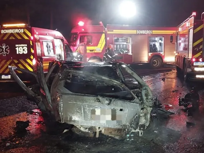 Carro pega fogo após colisão com trator em Videira