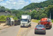 Caminhão carregado com bebidas tomba ao acessar rotatória